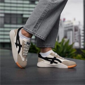 De Florance Women’s Black and White Casual Sneakers, 7.5!